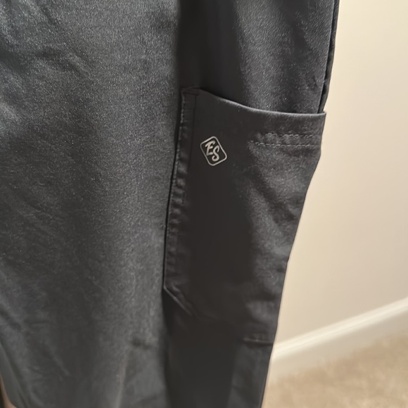 Woman’s Pewter scrub bottoms - Picture 4 of 6